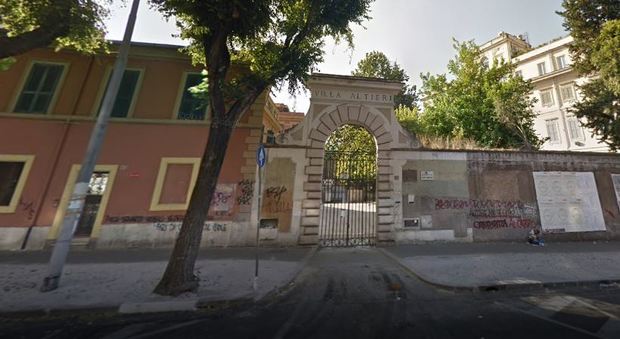 Roma, 14enne perseguitato al liceo perché gay. L'audio choc: «Sei un fr.. ho solo voglia di insultarti»