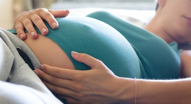 Infermiera partorisce in casa ma non sapeva di essere incinta: pensava di essere ingrassata durante il lockdown