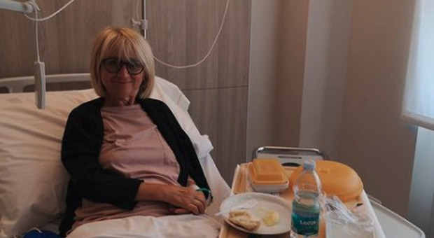 Luciana Littizzetto in ospedale, la foto su Instagram: «Sono ancora qua». Ecco cos'è accaduto