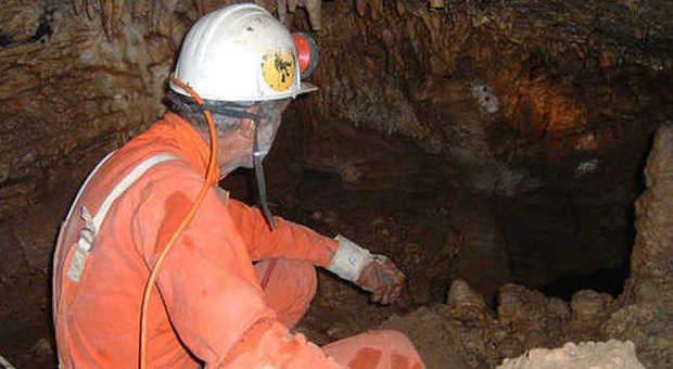 Speleologo intrappolato dentro una grotta per due giorni: era stato colpito da un masso