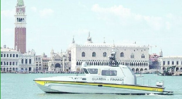 VENEZIA Una barca della Guardia di Finanza in bacino di San Marco