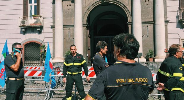 Napoli, sos dei vigili del fuoco al Plebiscito: «Aiutateci ad aiutare»