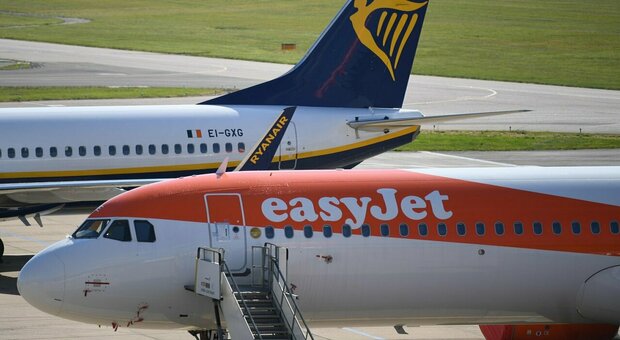 Un aereo Ryanair e uno easyJet in attesa di decollare