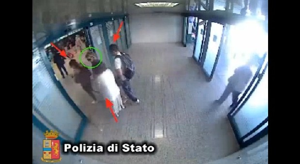 Roma, rapina all'aeroporto di Fiumicino: accerchiano una donna e le rubano la borsa