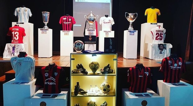 “In viaggio con la storia del calcio”: in mostra i cimeli di Roma e Lazio