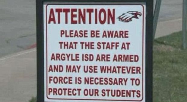 «Attenzione, insegnanti armati»: cartello fuori da una scuola in Texas avverte i malintenzionati