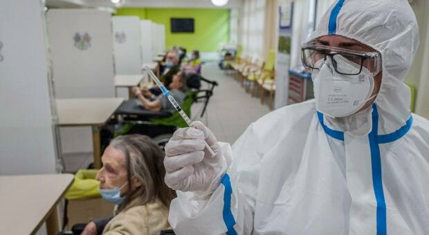 Vaccini in Lombardia, un over 80 su 3 non si è iscritto al portale