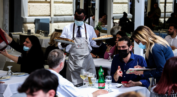 Primo maggio a Napoli col maltempo: file ai ristoranti ma niente caos