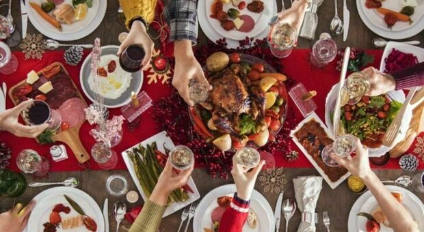 Natale e Capodanno, le abbuffate e il rischio di intossicazioni alimentari. Come non rovinarsi le feste