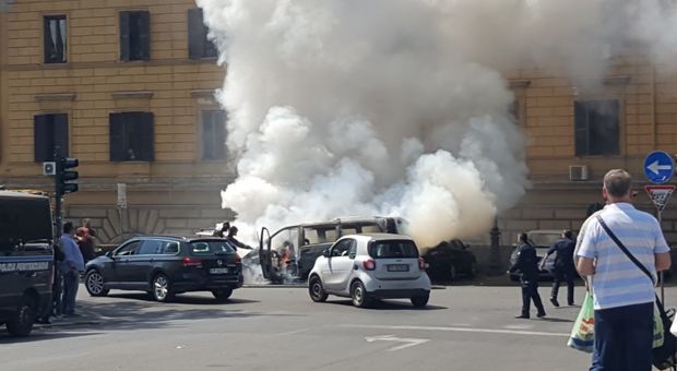 Roma, van Ncc incendiato sul lungotevere. Colonna di fumo davanti Regina Coeli