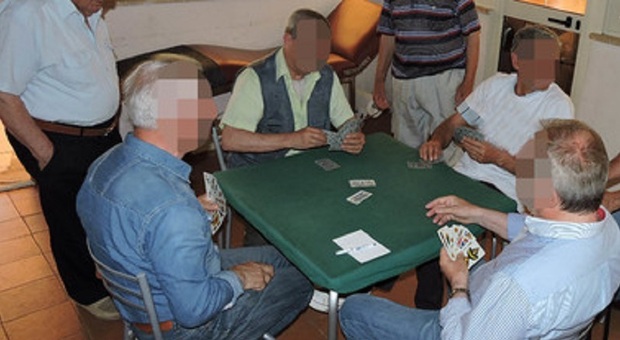 Partita a carte al circolo sfocia in lite violenta: un giocatore si alza e prende a sediate l'avversario