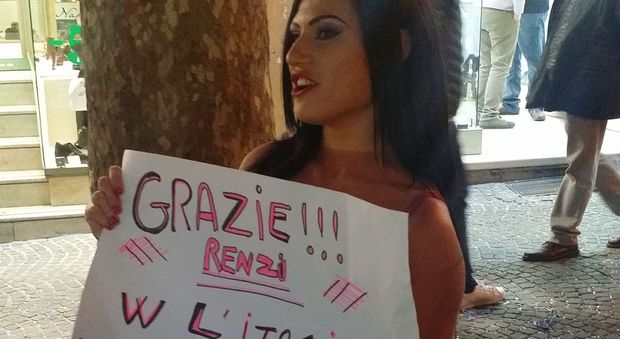 Serena Rinaldi in intimo protesta contro Renzi a via Scarlatti: interviene la polizia e lei si sente male