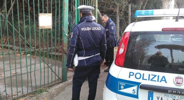 La Polizia locale di Anzio durante lo sgombero