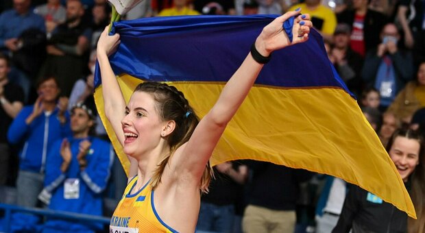 Ucraina, Mahuchikh trionfa ai mondiali di salto in alto e sventola la bandiera: «Che incubo la guerra, ho vissuto in cantina»