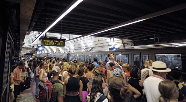 Roma, approfitta della calca e molesta turista in metro: arrestato 39enne romano