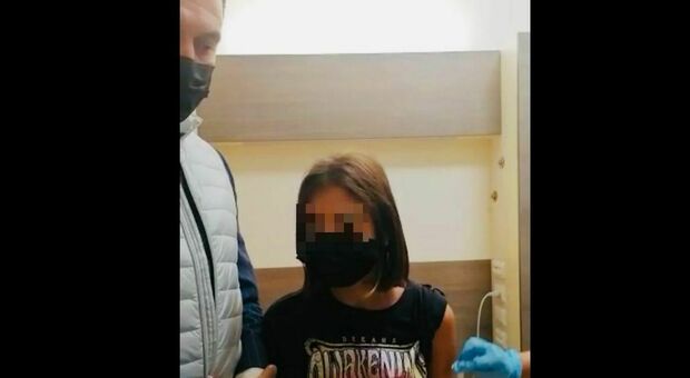 Cirio fa vaccinare la figlia e pubblica la foto, i No vax si scatenano: «Giù le mani dai bimbi»