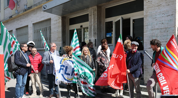 La protesta di 10 giorni fa davanti alla sede dell'Inps di Belluno