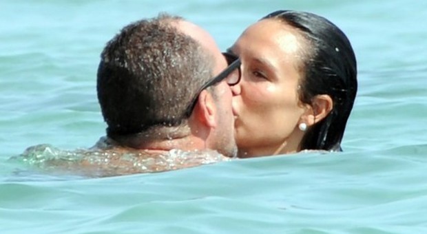 Nicole Minetti, sexy pose in mare con il suo Damien ad Ibiza