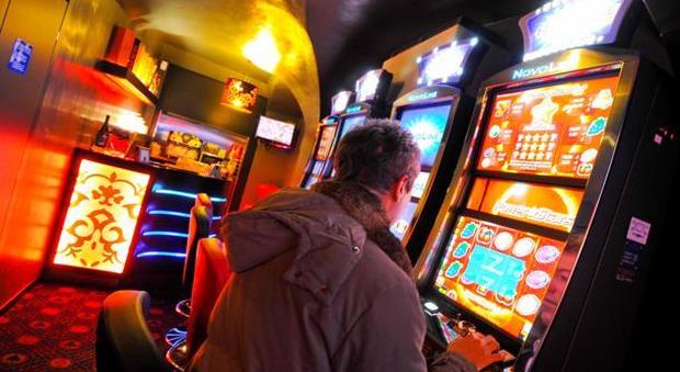 Perde 1.200 euro alle slot machine e simula rapina per paura del padre