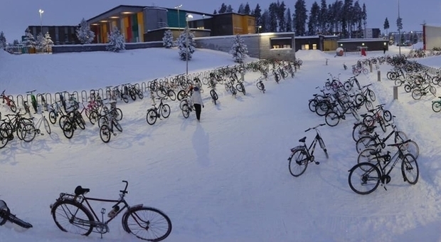 Finlandia, neve e freddo ma gli studenti vanno a scuola in bici a -17 gradi