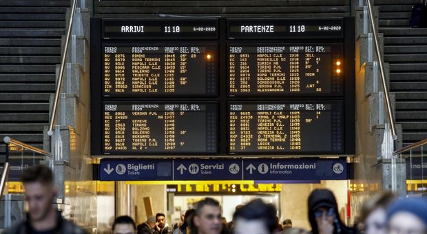 Milano, la rabbia dei pendolari: «Viaggiare fa paura. Salire sui treni per noi è sempre un'ansia»