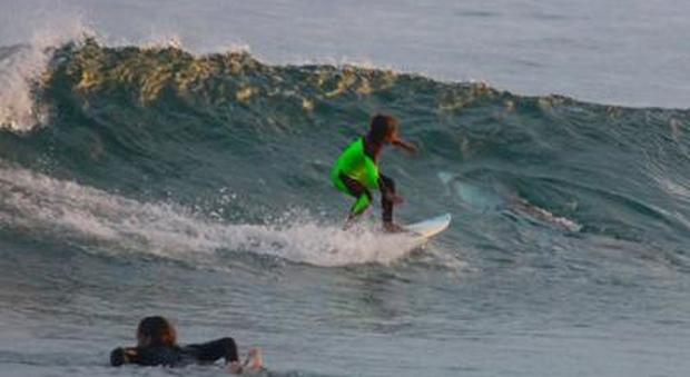 Fa surf con il figlio, poi la sorpresa tra le onde -Guarda