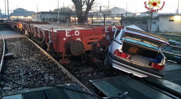 Schianto all'alba al Tronchetto: auto finisce contro un treno merci
