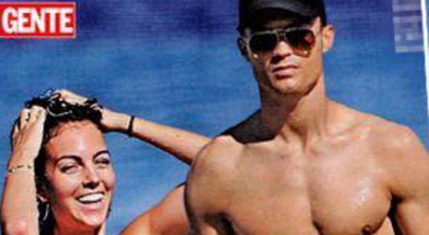 Cristiano Ronaldo al mare con la fidanzata Georgina Rodriguez