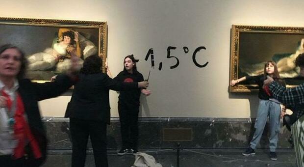 Quadro di Goya del museo del Prado vittima degli attivisti: due ragazzi incollano le mani alle cornici