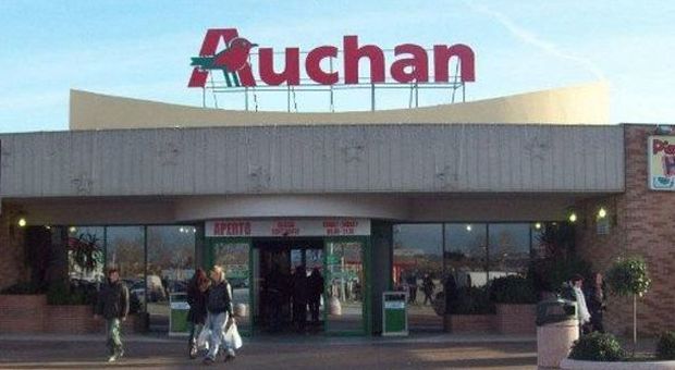 Porto Sant'Elpidio, ruba profumi all'Auchan ​ma viene bloccato