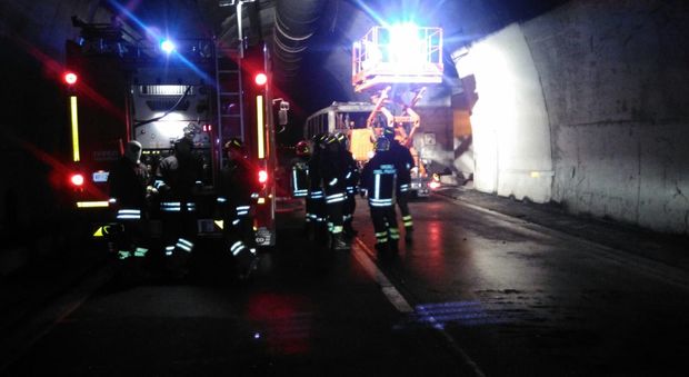 Autobus in fiamme: chiuso il tunnel del Gran Sasso