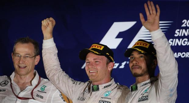 F1, a Singapore doppietta Mercedes: vince Rosberg. Ferrari appena fuori dal podio