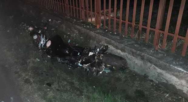 Si schianta con la moto contro un suv, 22enne muore a Velletri