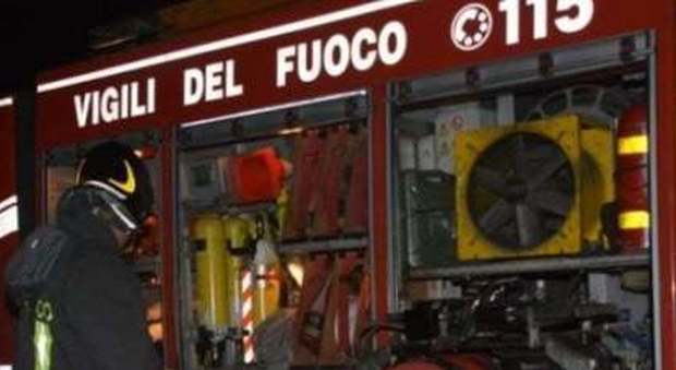 Piacenza, morta coppia cugini di 25 e 26 anni: auto contro albero e poi si incendia