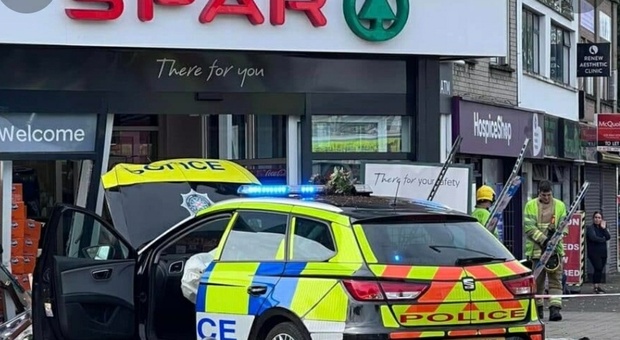 Irlanda, auto della polizia per evitare un incidente sbanda e vola dentro il supermercato: il video choc