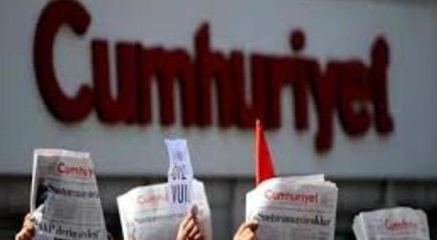 Turchia, arrestati direttore e caporedattore Cumhuriyet: rivelarono passaggio armi da Turchia a Siria