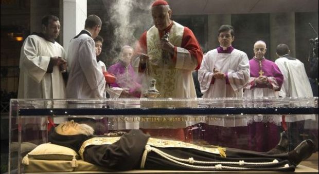 Papa: padre Pio, fiume misericordia in mistero dolore. Udienza a 60.000 devoti del frate, Bergoglio venera reliquie
