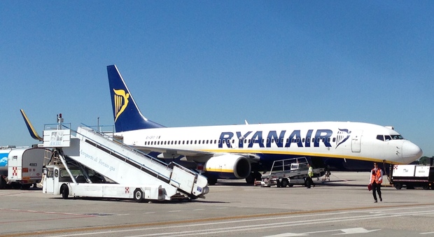 Passeggeri "ostaggio" della Ryanair Da 18 ore in attesa di un volo