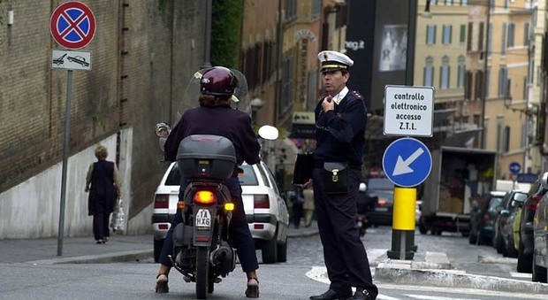 Lecce, escono di casa e fanno un giro in motorino: multa da 6300 euro per due donne