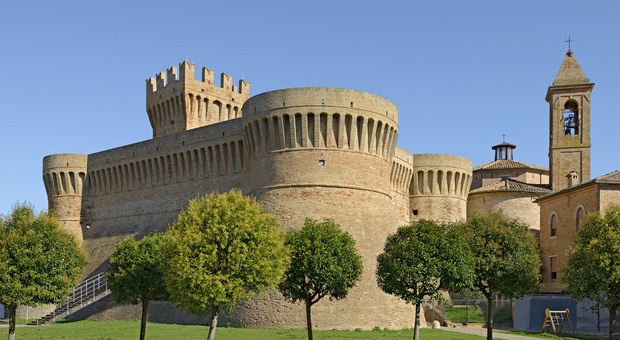 Urbisaglia con la Rocca in primo piano, in provincia di Macerata