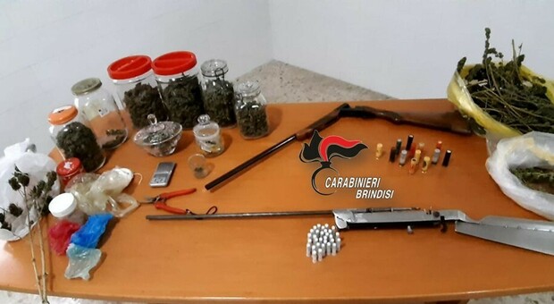 Ceglie, scoperta dei carabinieri: un chilo di marijuana e due fucili in casa, tre persone arrestate