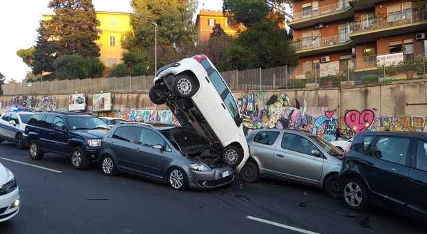 Suv accelera e investe le auto in colonna, maxi tamponamento in via Portuense Foto