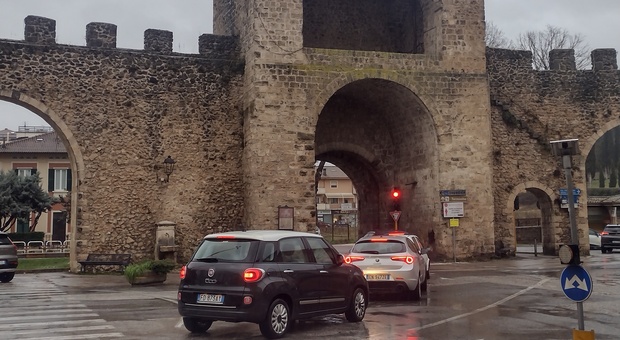 Il semaforo a Porta d'Arce (foto Meloccaro)