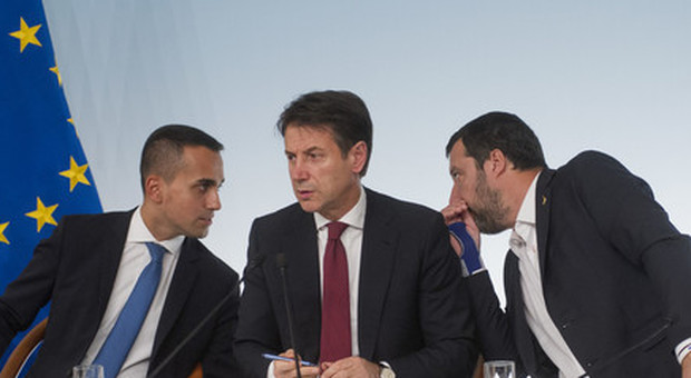 Elezioni, l'ultimo duello Salvini-Di Maio: «Lega primo partito», «Ma M5S maggioranza»