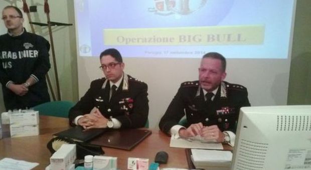 La conferenzastampa dei carabinieri e i prodotti sequestrati dal Nas