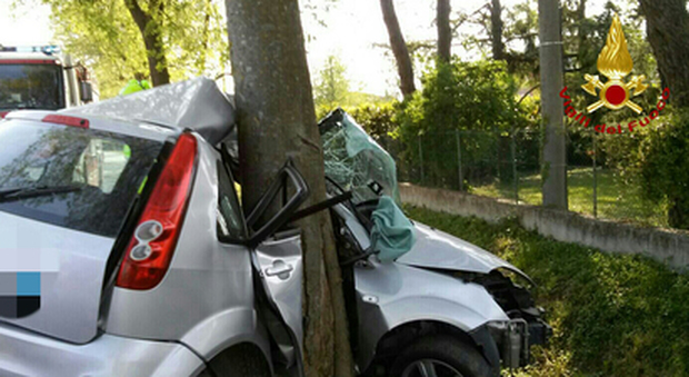 Auto si schianta contro un albero nella notte: morto un 21enne, grave l'amico