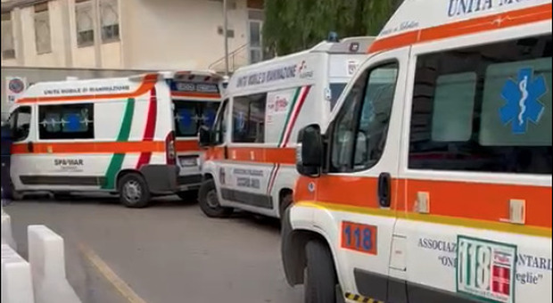 Alcune delle ambulanze in attesa davanti al Pronto soccorso