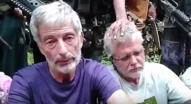 Robert Hall (a sinistra) e John Ridsdel nel video inviato dai terroristi dopo il loro rapimento.