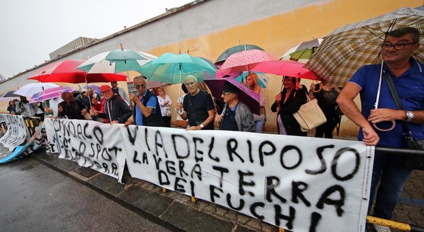 Napoli, rabbia e proteste a Poggioreale «Il campo rom non lo vogliamo»