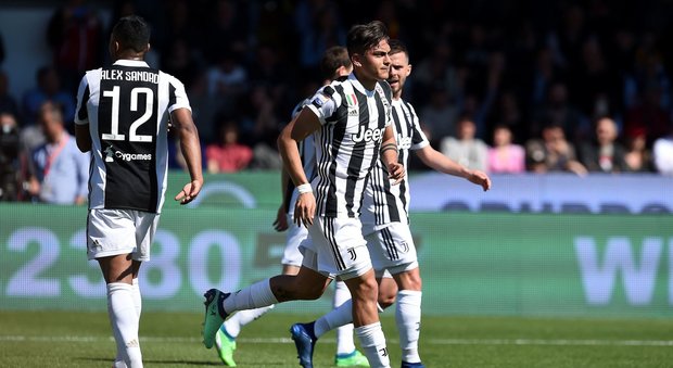Benevento-Juventus 2-4: triplo Dybala più Douglas Costa rispondono a Diabaté